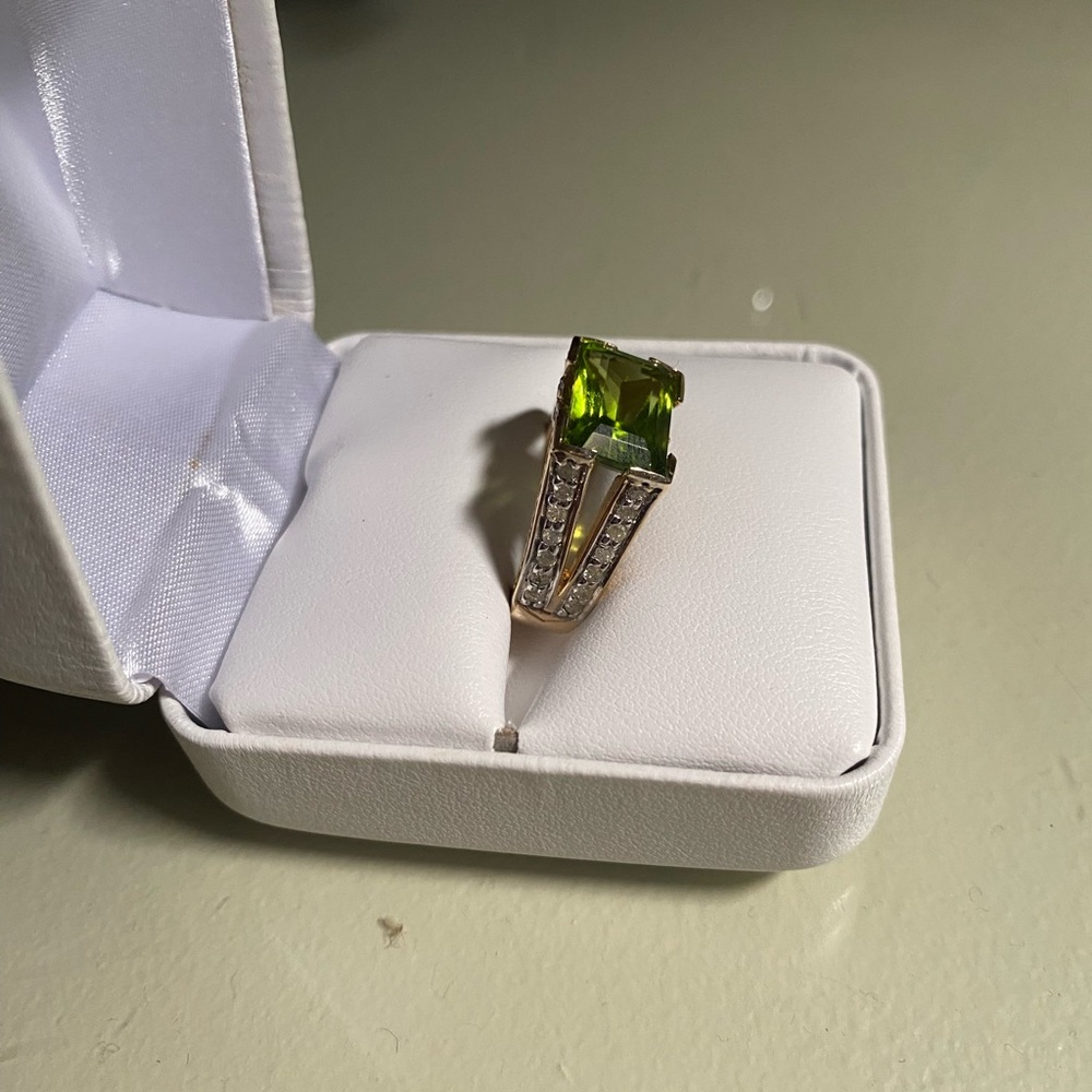 14kt Peridot and Diamond ring - Picture 2 of 6